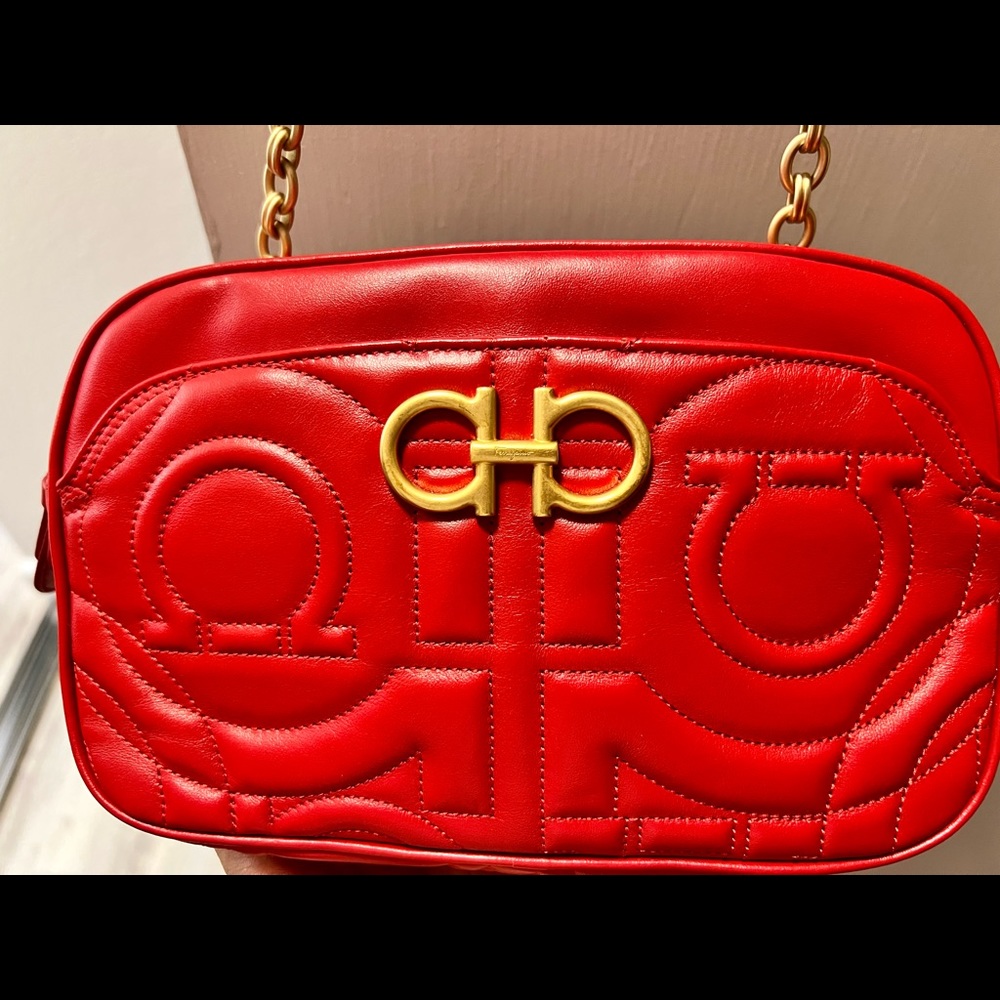 💯 Authentic Salvatore Ferragamo Crossbody NWOT